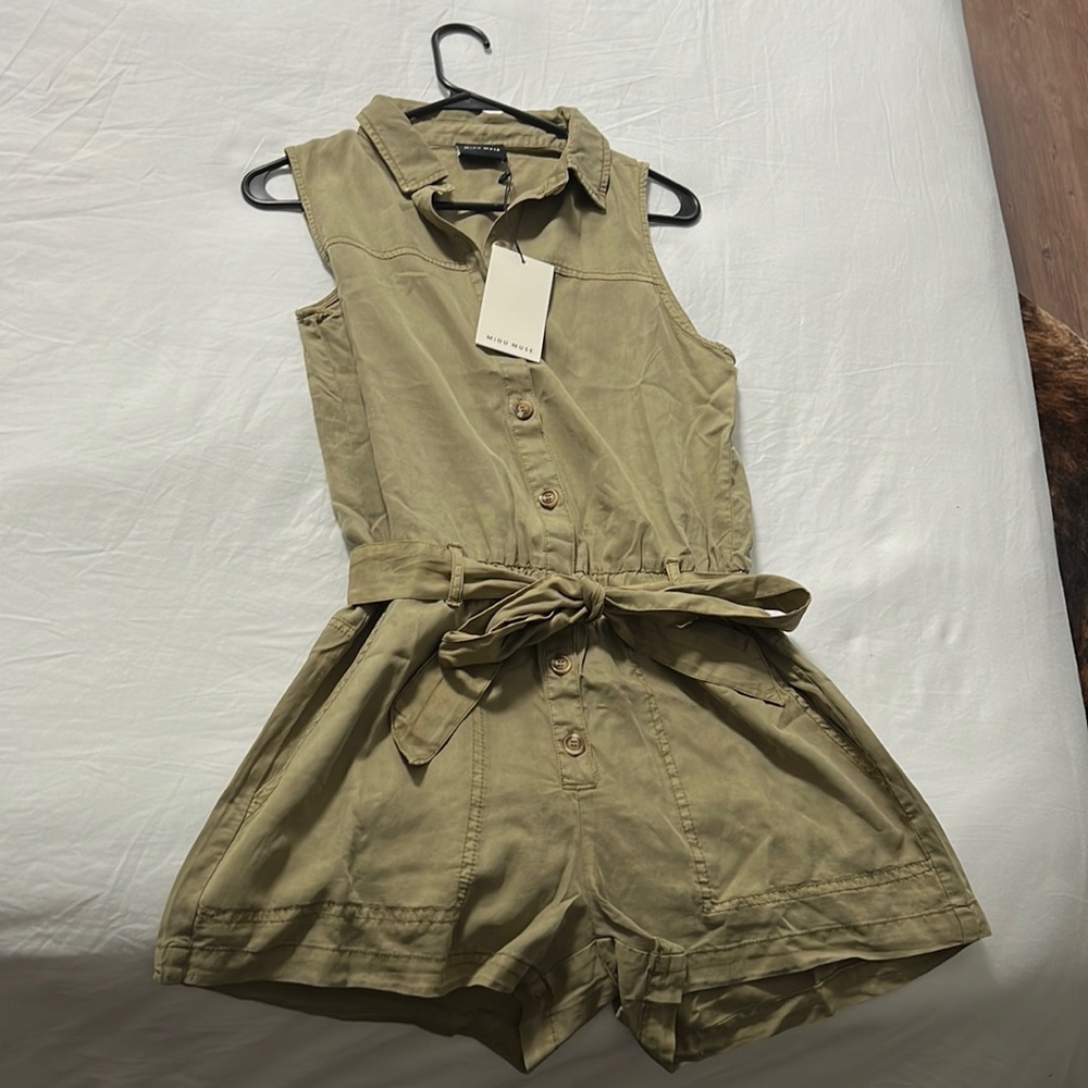 Green collared romper